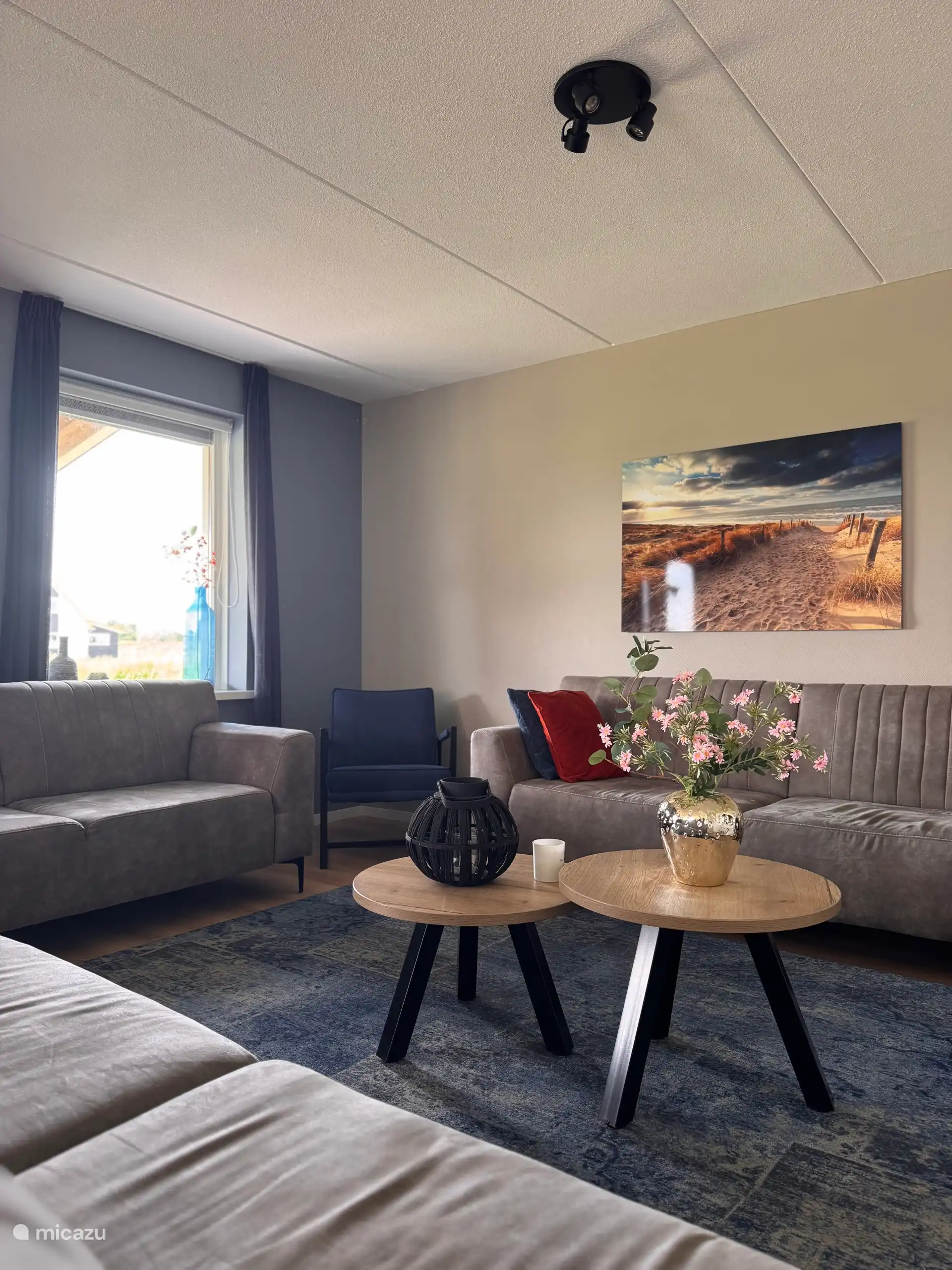 De warme tinten, zachte stoffen en het natuurlijke licht creëren een rustige en stijlvolle woonkamer. De perfecte plek om samen te ontspannen na een dag vol buitenlucht en avontuur.