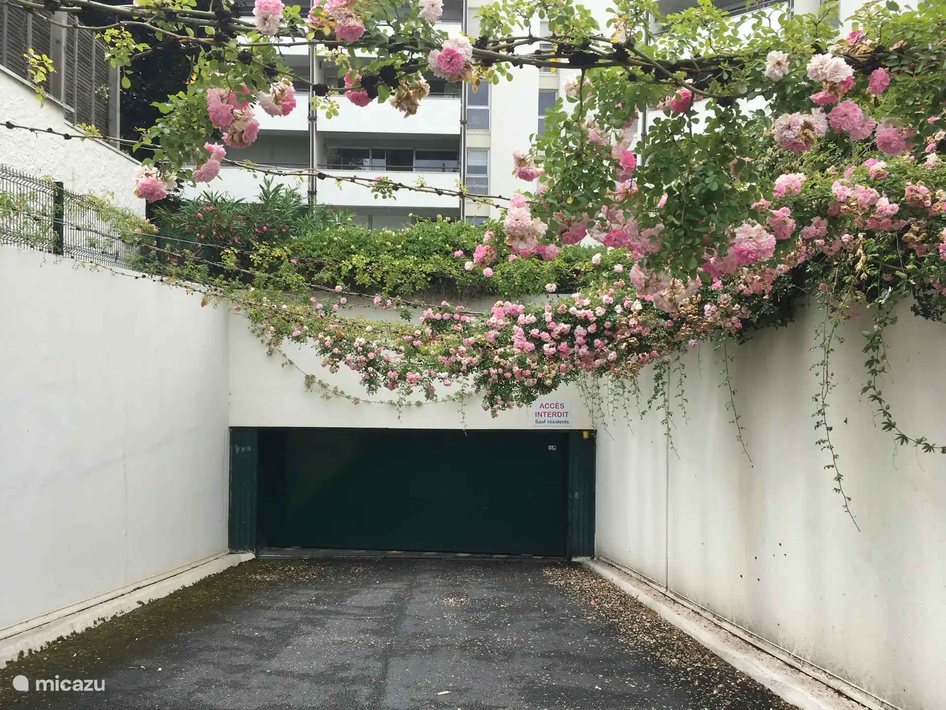 Privatparkplätze auf Reservierung und sichere Fahrradaufbewahrung.