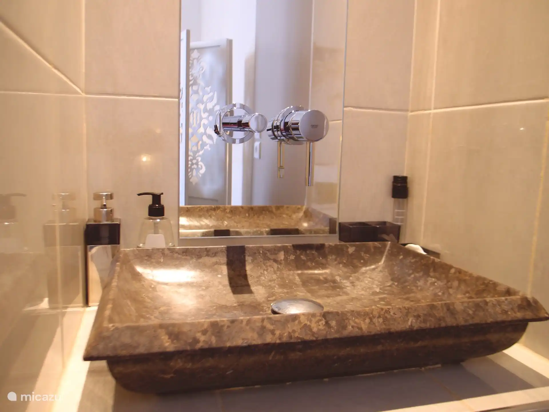 Waschbecken und begehbare Dusche neben dem Schlafzimmer