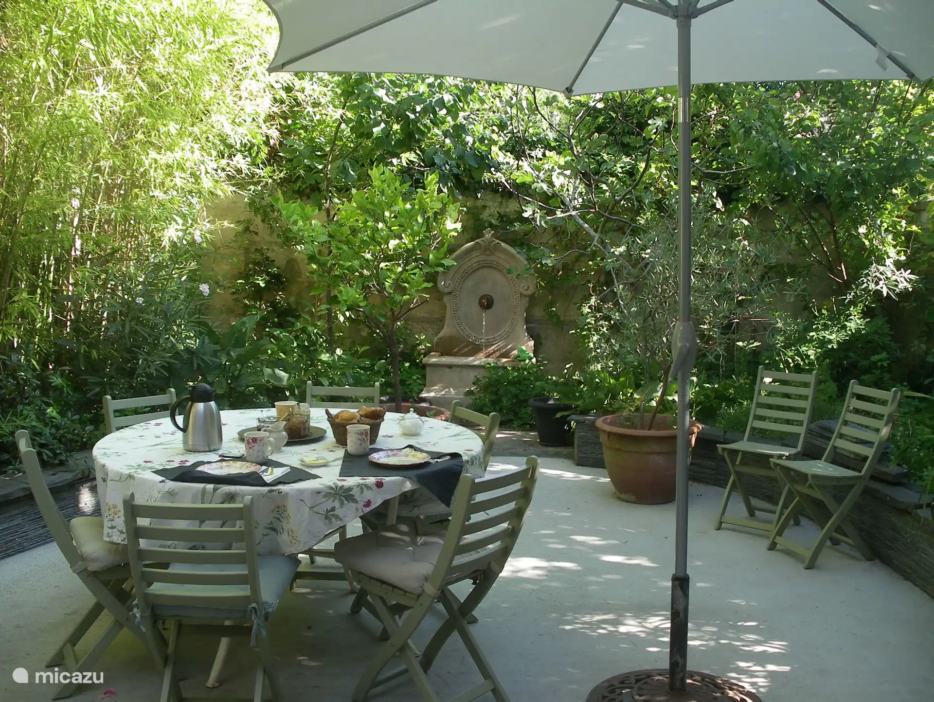 Frühstück inbegriffen: im Sommer im Garten