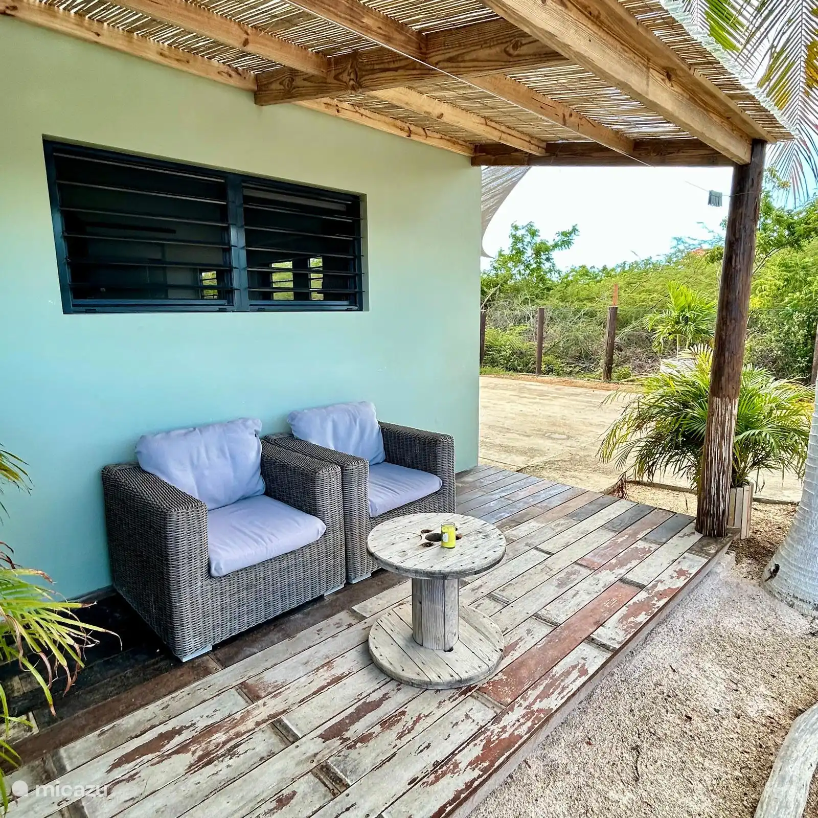 Zona de estar bajo la terraza