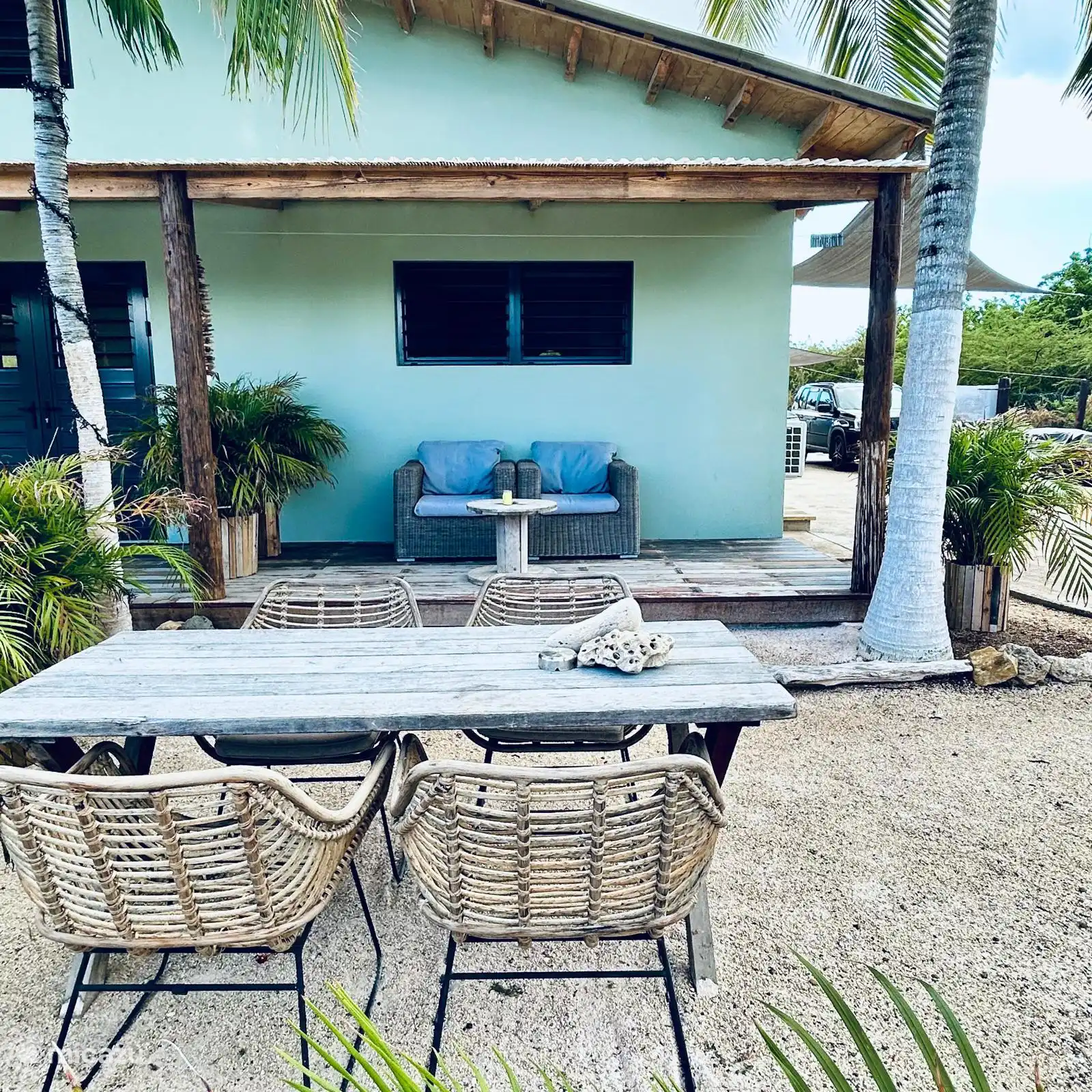 Comedor y zona de descanso en el jardín
