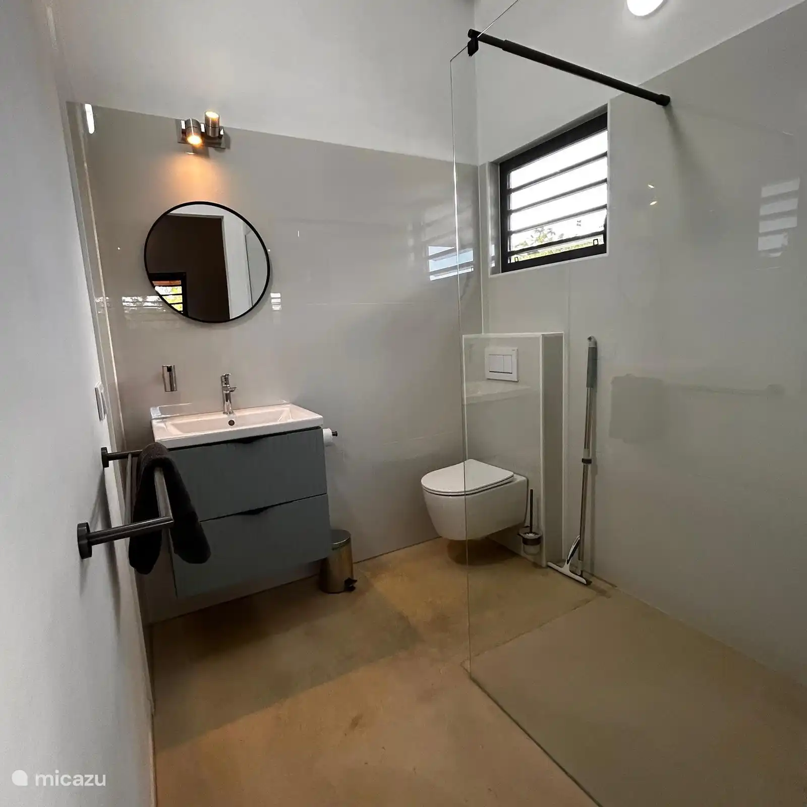 Baño con ducha a nivel