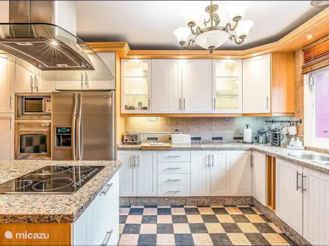 Location de Vacances Espagne, Costa del Sol, Benalmádena, villa - Plage à 2 min à pied + piscine chauffée + jacuzzi Cuisine principale