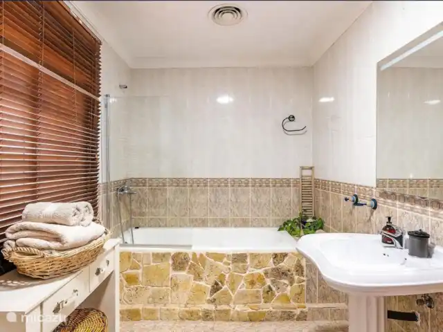 Location de Vacances Espagne, Costa del Sol, Benalmádena, villa - Plage à 2 min à pied + piscine chauffée + jacuzzi Salle de bain 5 en suite