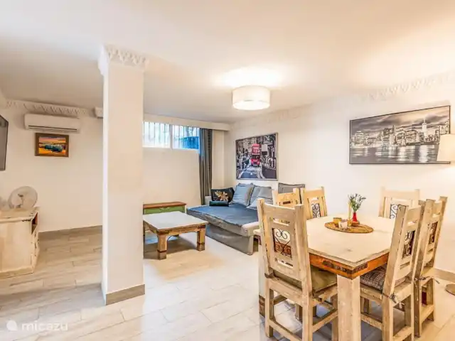 Location de Vacances Espagne, Costa del Sol, Benalmádena, villa - Plage à 2 min à pied + piscine chauffée + jacuzzi Chambre au rez-de-chaussée avec 2 lits simples et un canapé-lit double