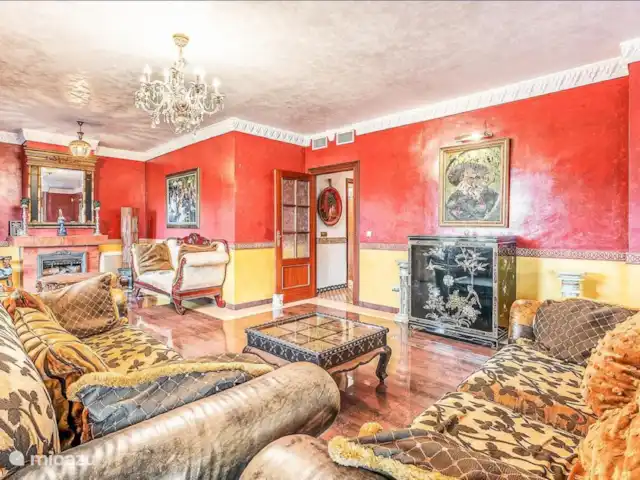 Location de Vacances Espagne, Costa del Sol, Benalmádena, villa - Plage à 2 min à pied + piscine chauffée + jacuzzi Grand Salon Rouge, mobilier pas ordinaire. Certaines pièces datent du 18ème siècle