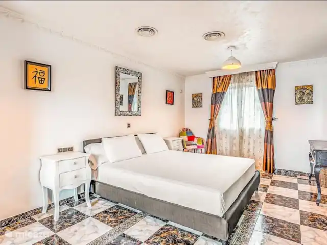 Location de Vacances Espagne, Costa del Sol, Benalmádena, villa - Plage à 2 min à pied + piscine chauffée + jacuzzi Chambre 6, balcon avec vue sur la mer