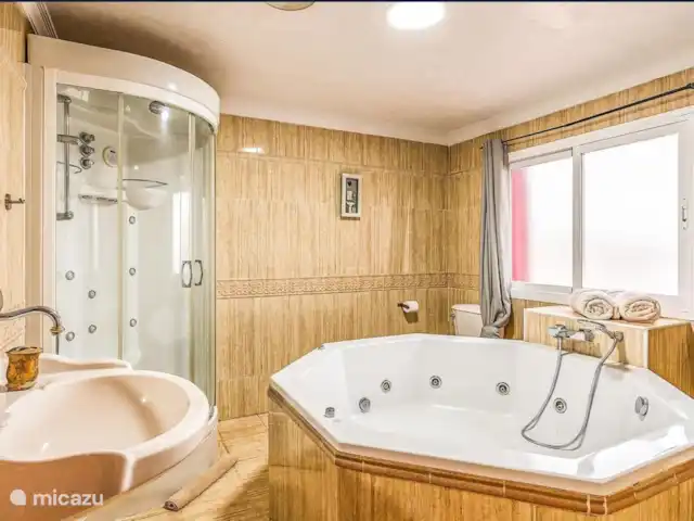 Location de Vacances Espagne, Costa del Sol, Benalmádena, villa - Plage à 2 min à pied + piscine chauffée + jacuzzi Salle de bain 6 en suite