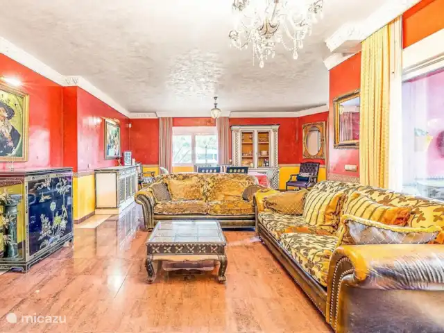 Location de Vacances Espagne, Costa del Sol, Benalmádena, villa - Plage à 2 min à pied + piscine chauffée + jacuzzi Grand Salon Rouge, mobilier pas ordinaire. Certaines pièces datent du 18ème siècle