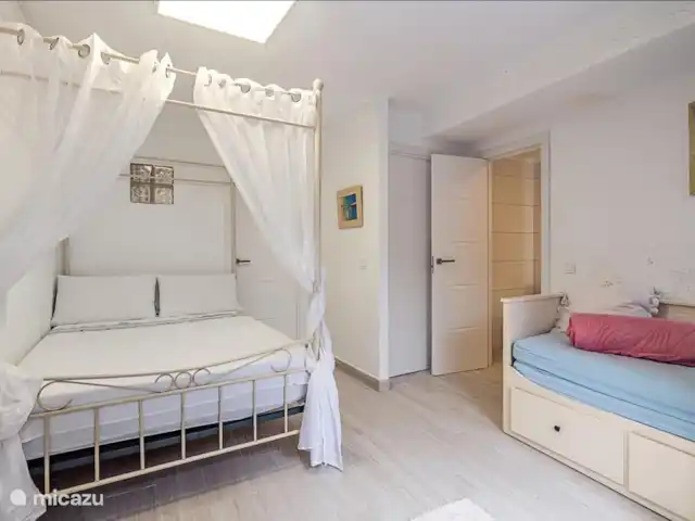 Location de Vacances Espagne, Costa del Sol, Benalmádena, villa - Plage à 2 min à pied + piscine chauffée + jacuzzi Chambre 4, rez-de-chaussée, avec salle de bains. Accès direct à la piscine