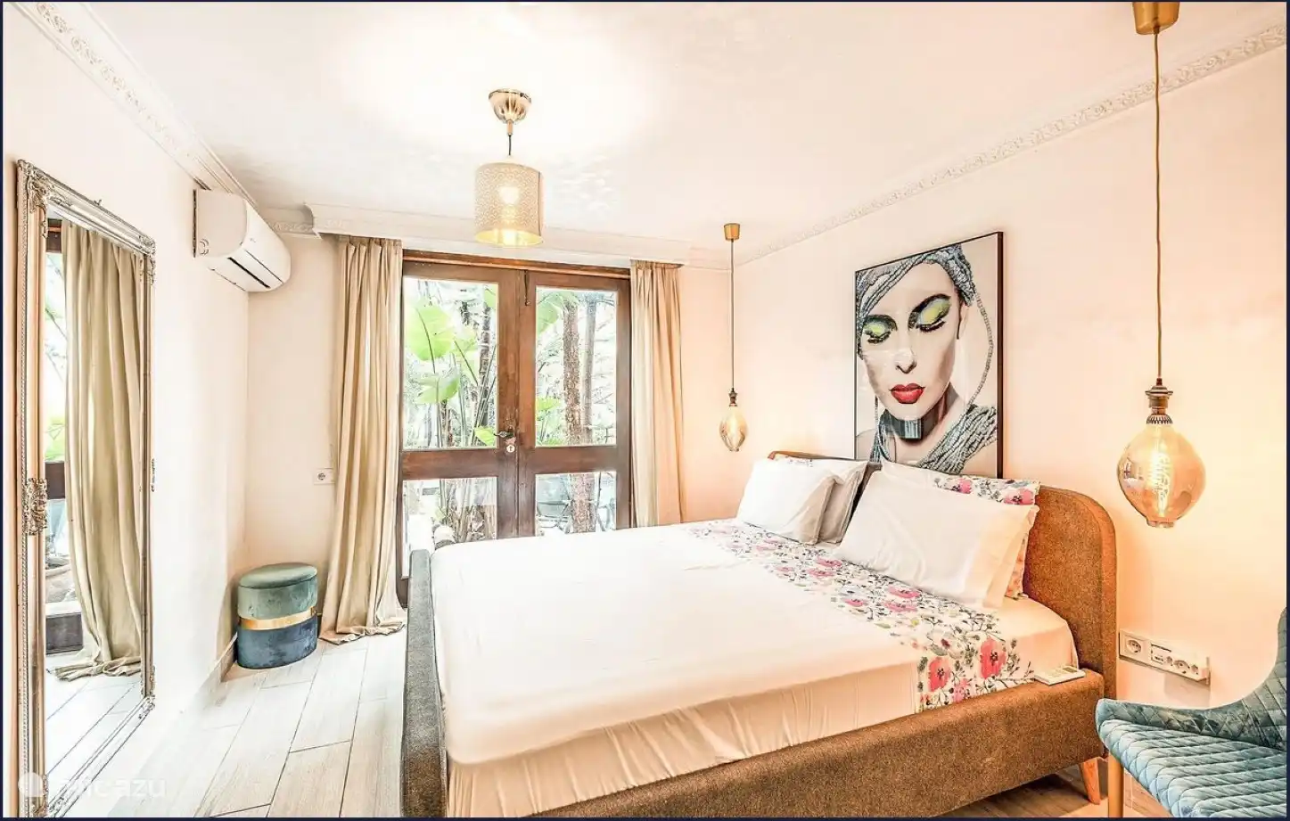 Ground floor master bedroom with ensuite bathroom.
Tropical plants, direct access to the swimming pool and the garden