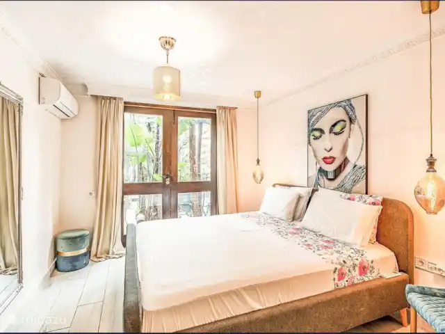 Location de Vacances Espagne, Costa del Sol, Benalmádena, villa - Plage à 2 min à pied + piscine chauffée + jacuzzi Chambre principale au rez-de-chaussée avec salle de bain attenante.
Plantes tropicales, accès direct à la piscine et au jardin