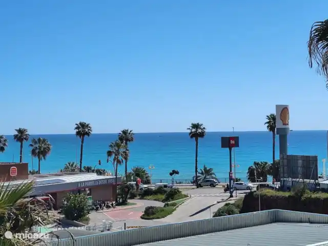 Location de Vacances Espagne, Costa del Sol, Benalmádena, villa - Plage à 2 min à pied + piscine chauffée + jacuzzi Vue depuis la terrasse solarium