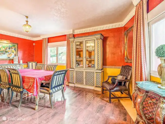 Location de Vacances Espagne, Costa del Sol, Benalmádena, villa - Plage à 2 min à pied + piscine chauffée + jacuzzi Grand Salon Rouge, mobilier pas ordinaire. Certaines pièces datent du 18ème siècle