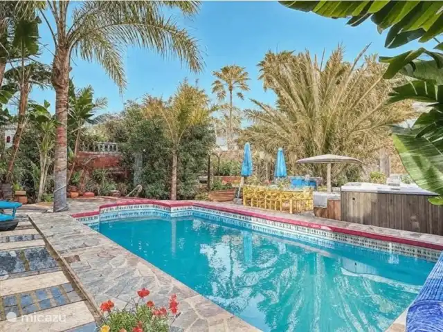 Location de Vacances Espagne, Costa del Sol, Benalmádena, villa - Plage à 2 min à pied + piscine chauffée + jacuzzi Villa majestueuse
adresse : Calle Camelia 1a, Benalmadena 
Piscine chauffée et jacuzzi