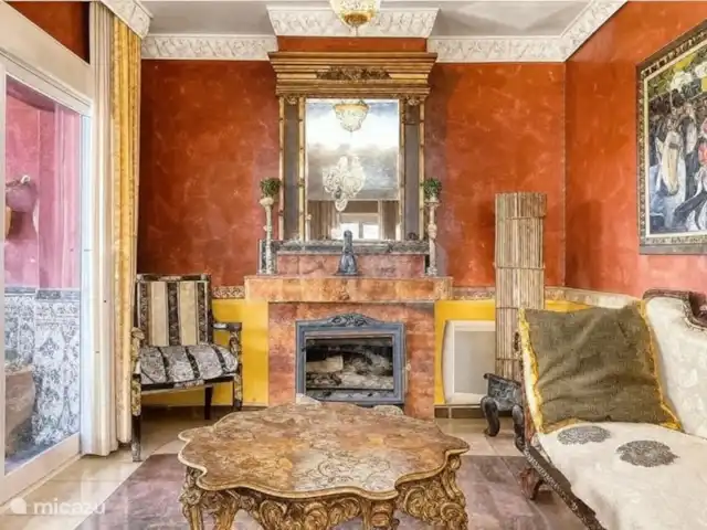 Location de Vacances Espagne, Costa del Sol, Benalmádena, villa - Plage à 2 min à pied + piscine chauffée + jacuzzi Décoration intérieure somptueuse avec des meubles et des peintures antiques