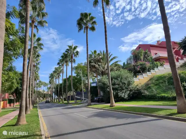 Location de Vacances Espagne, Costa del Sol, Benalmádena, villa - Plage à 2 min à pied + piscine chauffée + jacuzzi Meilleur emplacement dans le meilleur quartier de Benalmadena. 100 mètres plus loin de la route de la plage avec des restaurants et des sports nautiques. Le supermarché est à côté.
