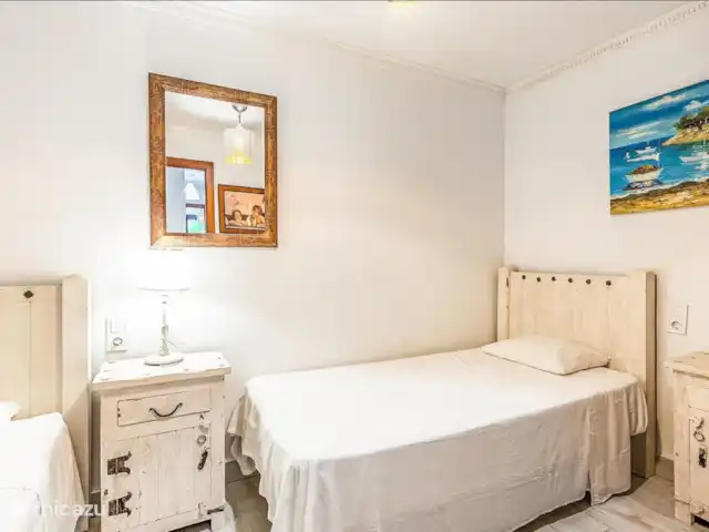 Location de Vacances Espagne, Costa del Sol, Benalmádena, villa - Plage à 2 min à pied + piscine chauffée + jacuzzi Chambre au rez-de-chaussée avec des lits simples et un canapé-lit double