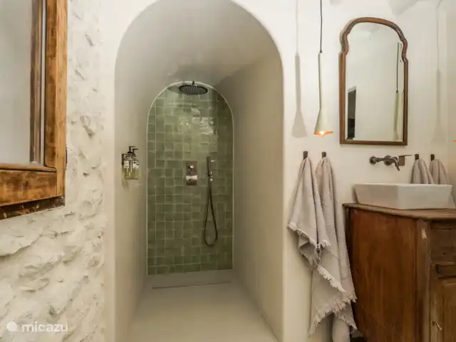 Finca de los Secretos | Espagne, Costa Blanca, Benissa - finca Salle de bain avec douche à effet pluie et détails de bon goût