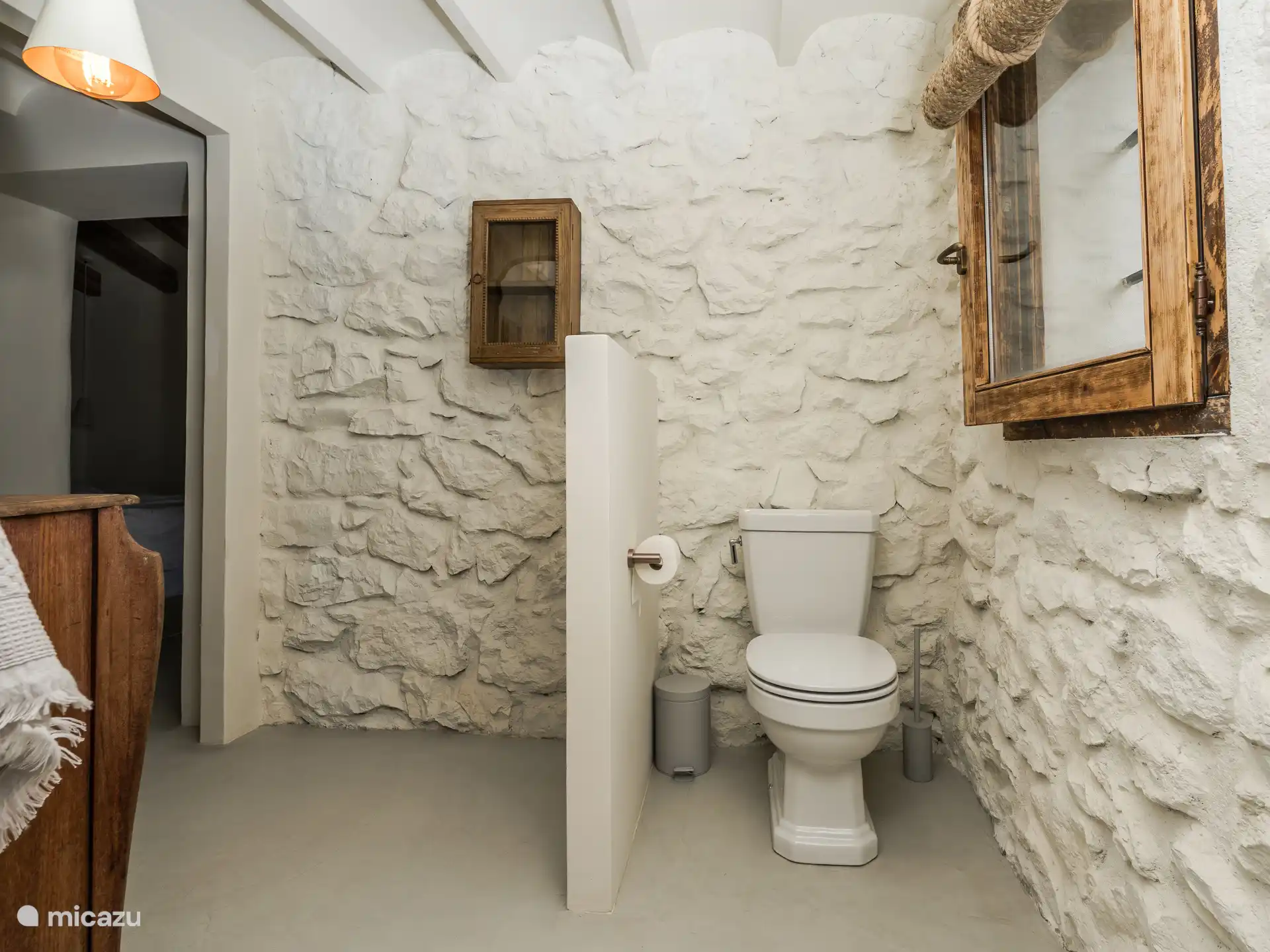 with an eye for classic details