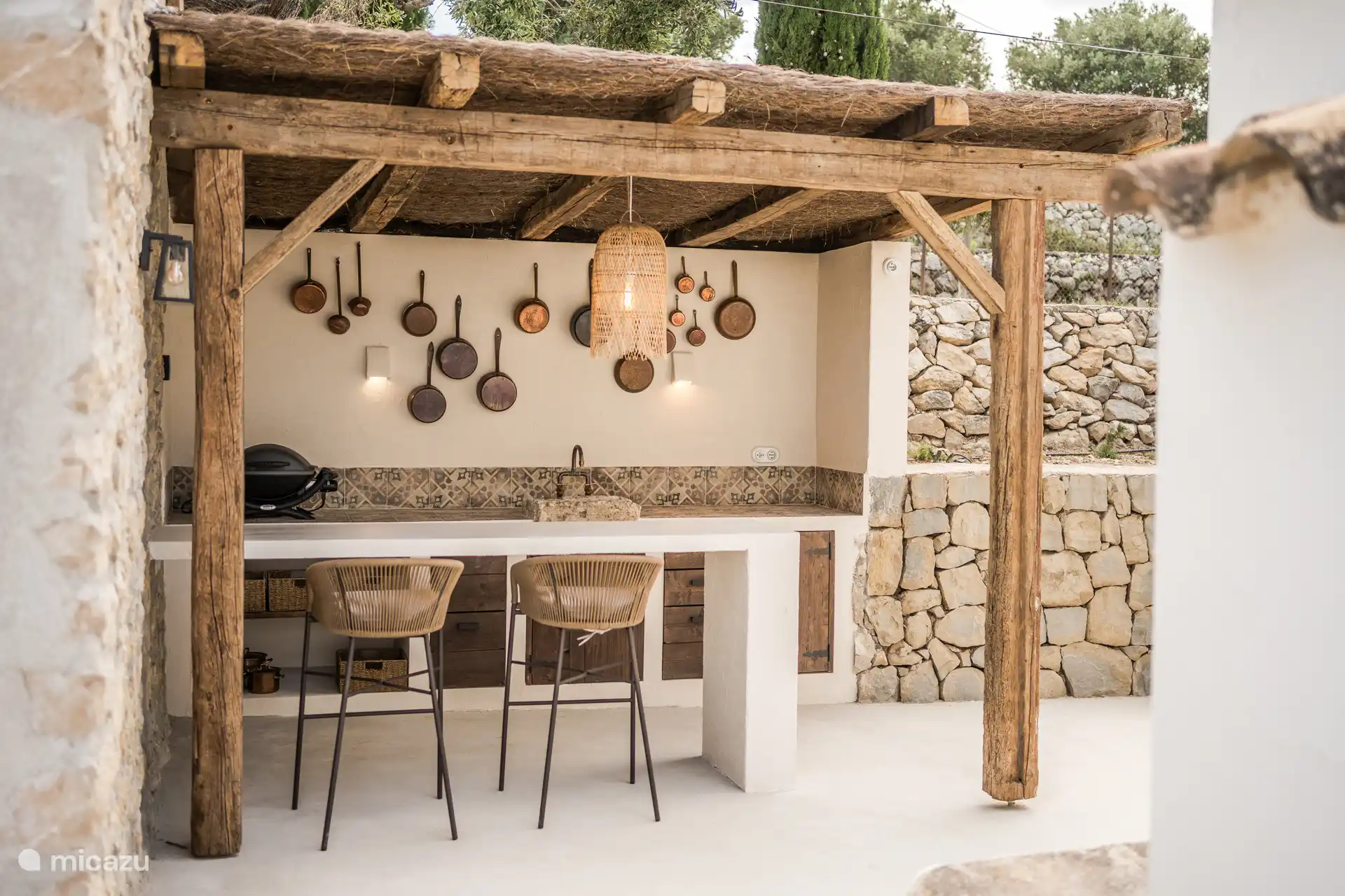 Outdoor kitchen with barbecue and plancha