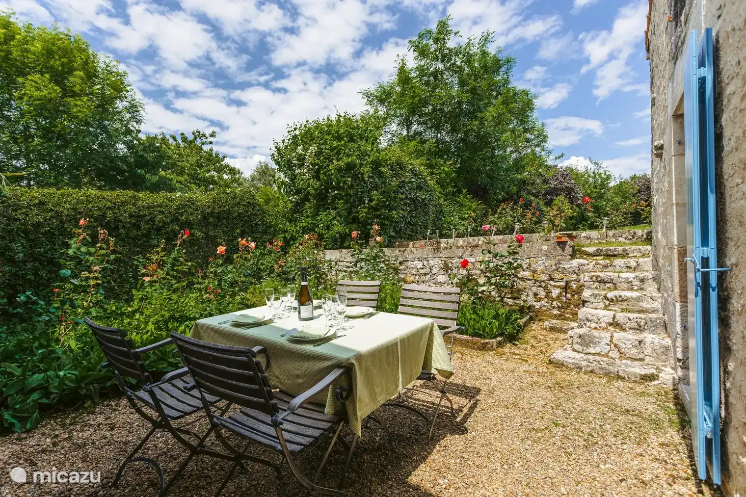 Essen Sie bei Sonnenuntergang auf der Rückseite des Ferienhauses zu Abend