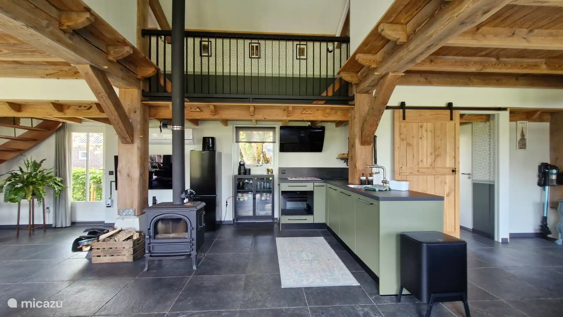 Complete kitchen, with oven, dishwasher, Dolce Gusto coffee, airfryer, induction plate etc etc.