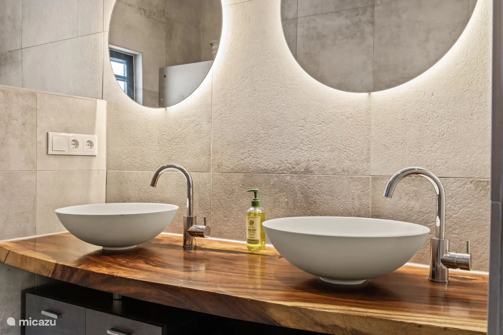 Salle de bain dans la chambre principale