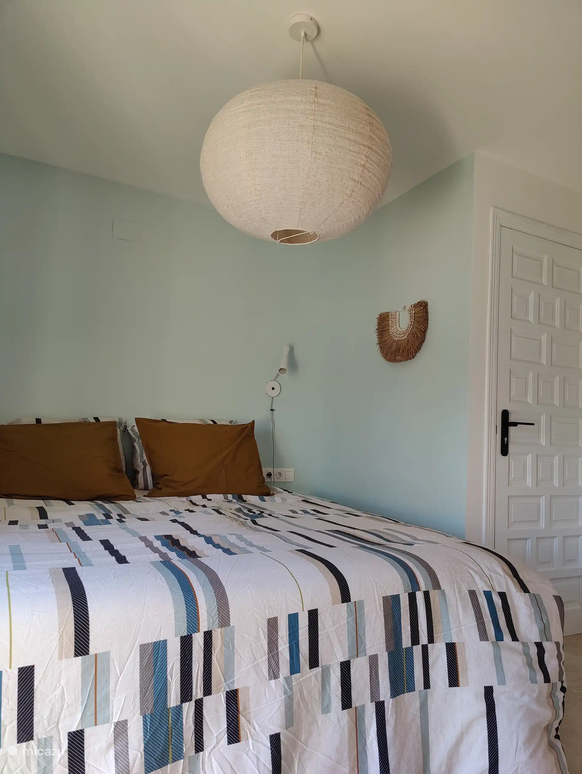 Bedroom 3 - lower floor (king size bed with storage space).