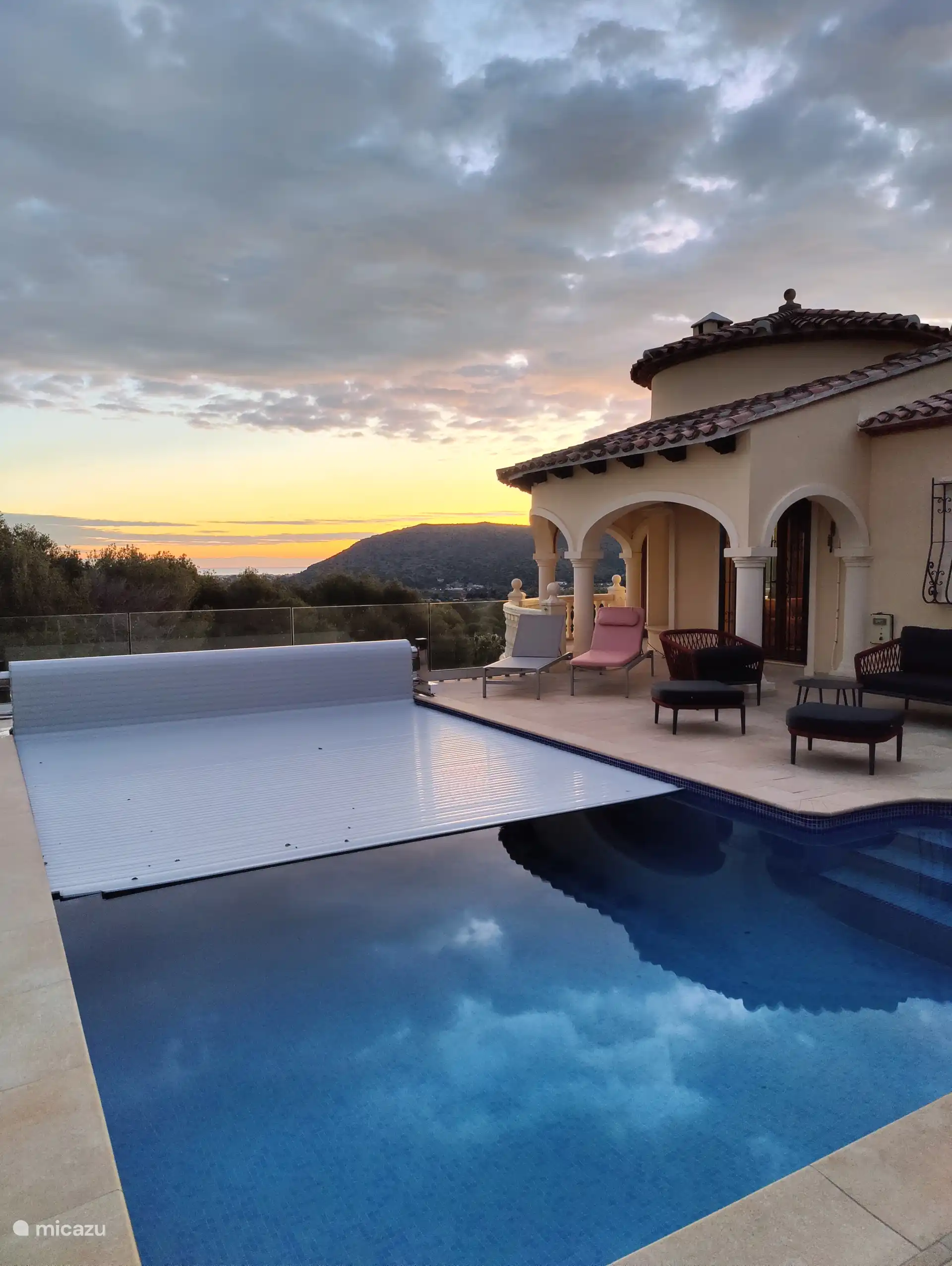 Heated swimming pool (8m x4m) with a view of the mountain massif and the valley.