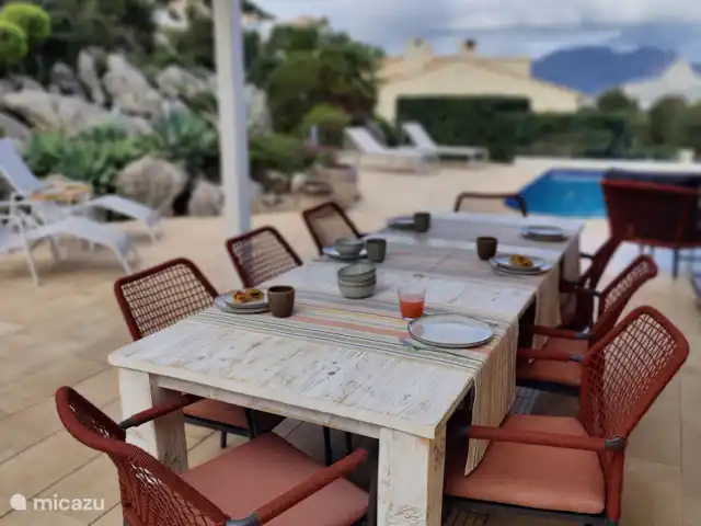 Casa Luna Blanc huren in Spanje, Costa Blanca, Pedreguer - villa Gezellig tafelen onder de pergola, met zicht op het zwembad.