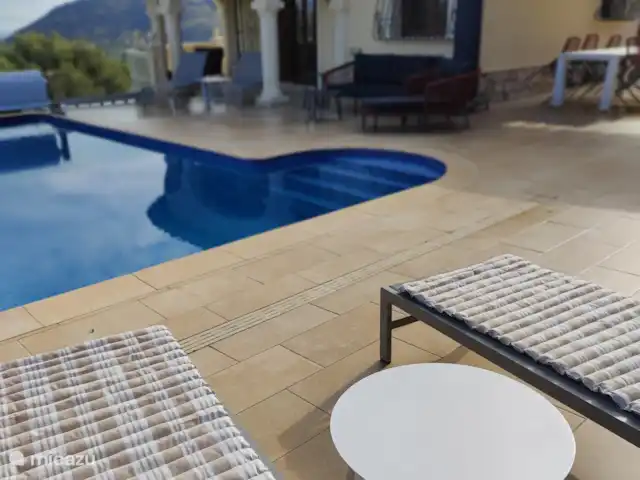 Casa Luna Blanc huren in Spanje, Costa Blanca, Pedreguer - villa Zalige ligbedden om te relaxen aan het zwembad.