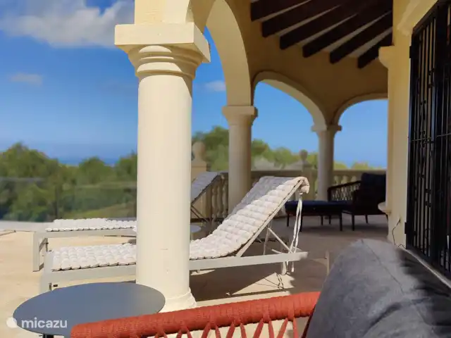 Casa Luna Blanc huren in Spanje, Costa Blanca, Pedreguer - villa Een blik op het overdekt terras waar het fijn vertoeven is op het warmst van de dag.