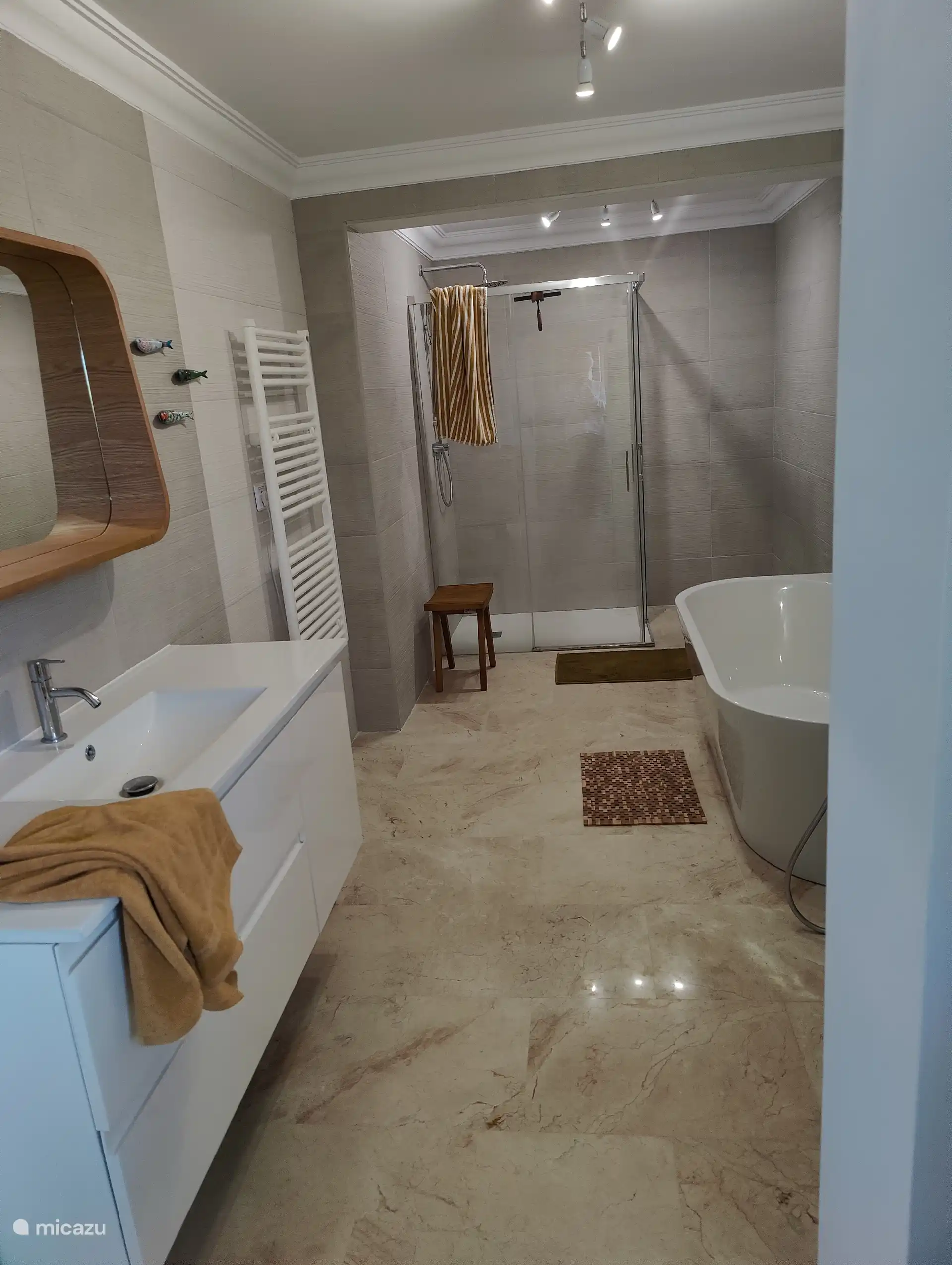 Bathroom 3 (ensuite bedroom 3) - lower floor.