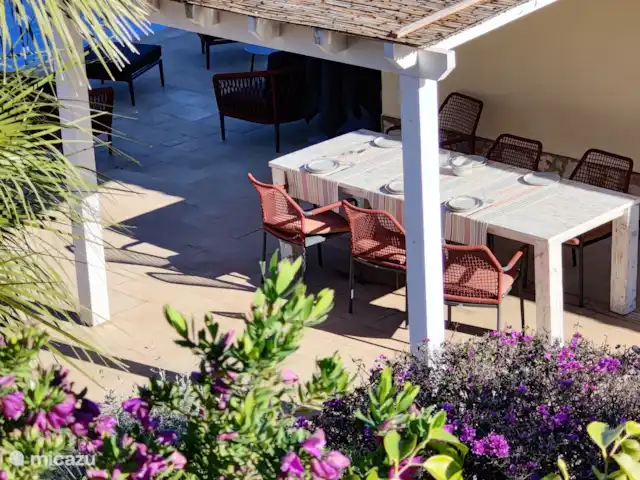 Casa Luna Blanc huren in Spanje, Costa Blanca, Pedreguer - villa Zicht op de pergola vanuit de rotstuin.