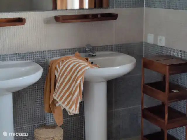 Casa Luna Blanc huren in Spanje, Costa Blanca, Pedreguer - villa Badkamer 4, met trolley voor toiletspullen (ensuite slaapkamer 4) - benedenverdieping.