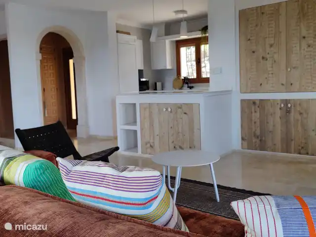 Casa Luna Blanc huren in Spanje, Costa Blanca, Pedreguer - villa Woonkamer met zicht op de open keuken.