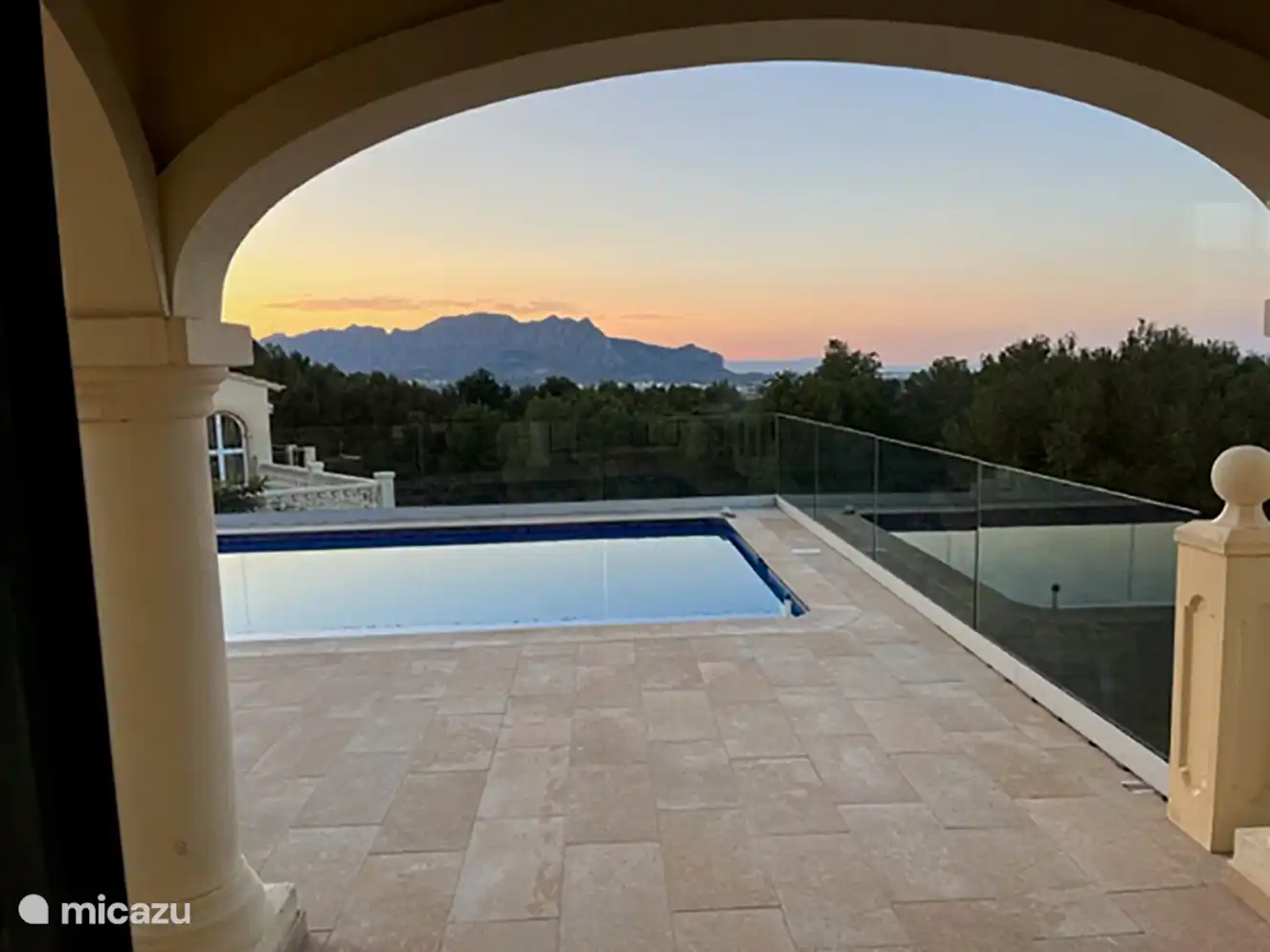 Swimming pool with a view of the mountain massif and the valley.