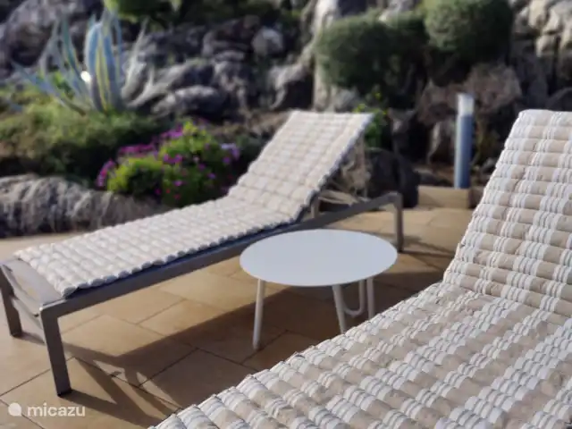 Casa Luna Blanc huren in Spanje, Costa Blanca, Pedreguer - villa Uitnodigende ligbedden - met parasol - aan het zwembad.