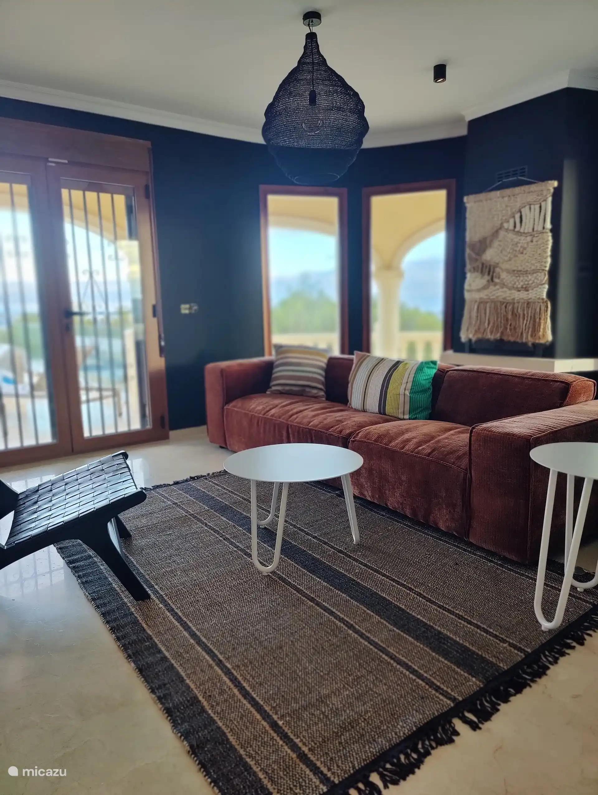 Lounge with a view of the open kitchen and the swimming pool.