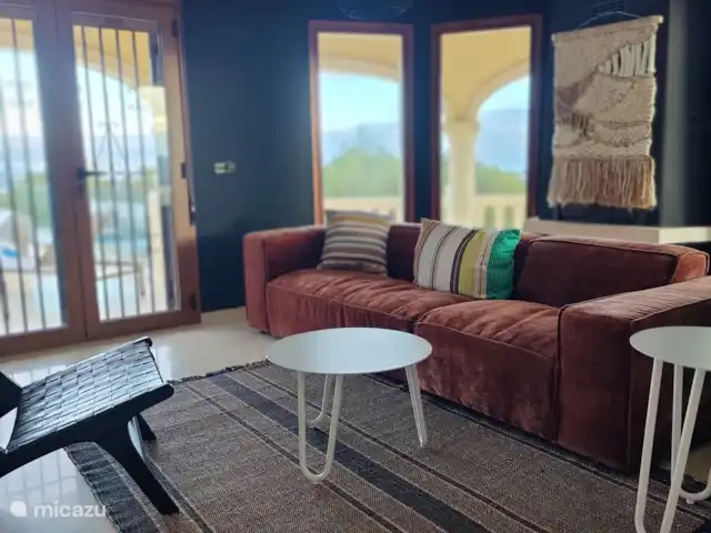 Casa Luna Blanc huren in Spanje, Costa Blanca, Pedreguer - villa Salon met zicht op de open keuken en het zwembad.
