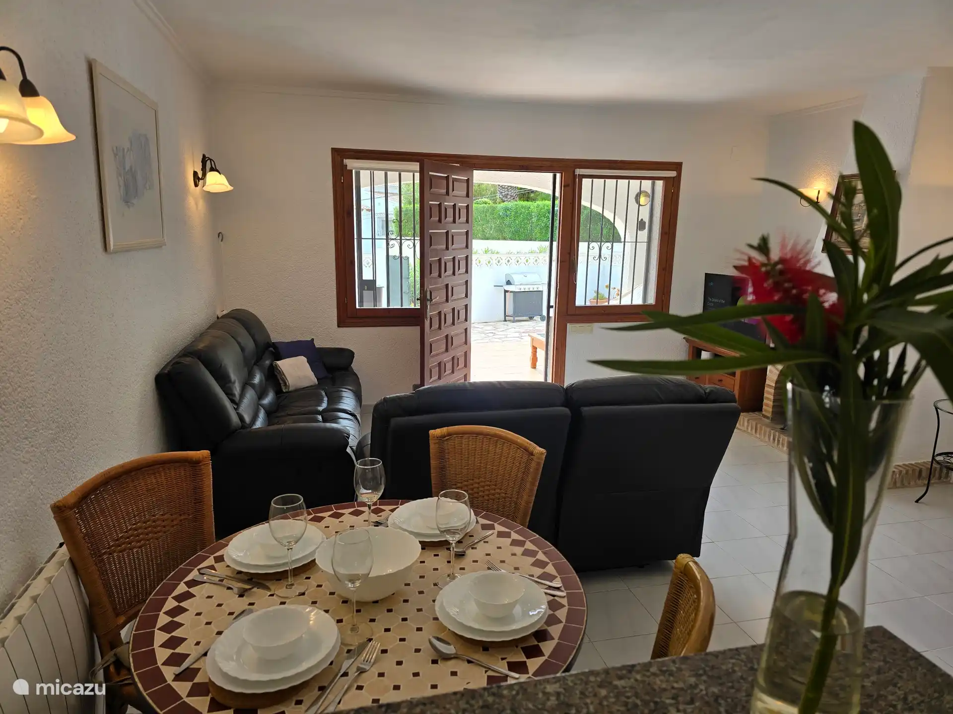 Schönes Wohnzimmer mit viel Licht und bei Bedarf Heizung und Kühlung