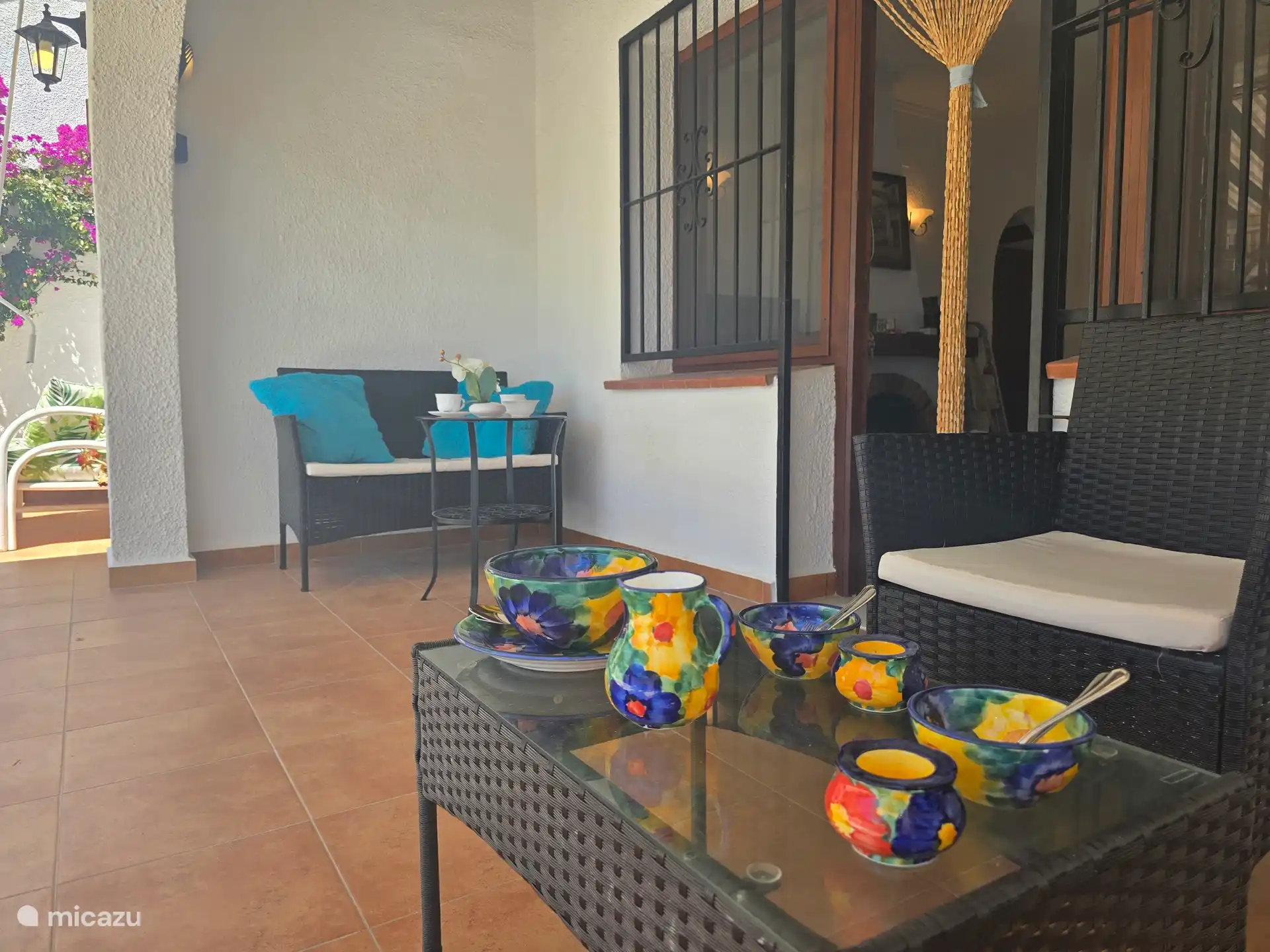 Schöne schattige Sitzgelegenheiten 