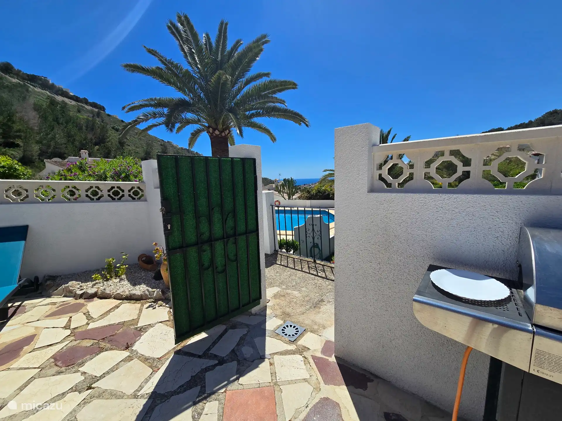 Von der Terrasse direkt in den Pool, durch ein Tor, das geschlossen werden kann