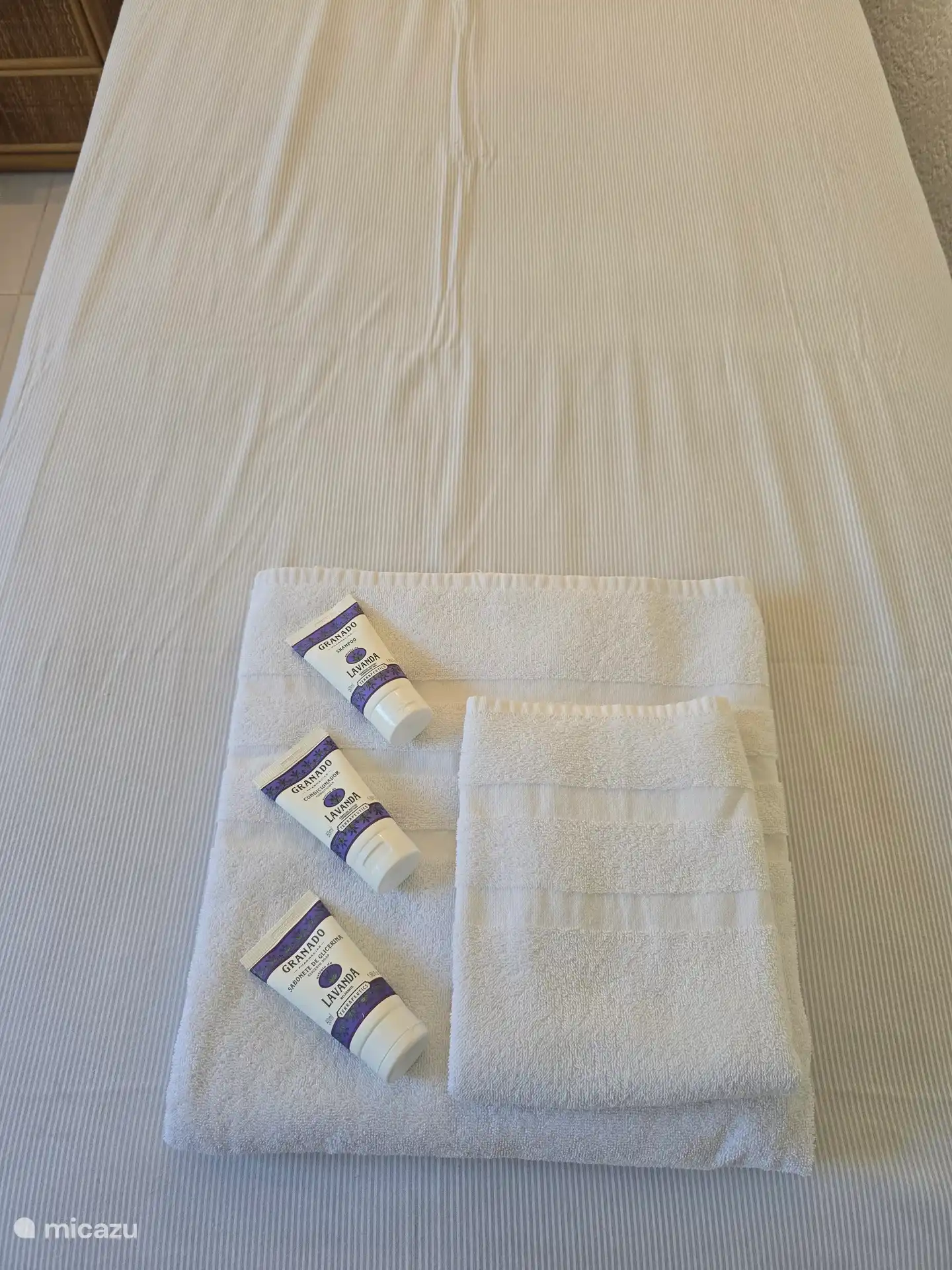 Handtücher und Badetücher werden bereitgestellt