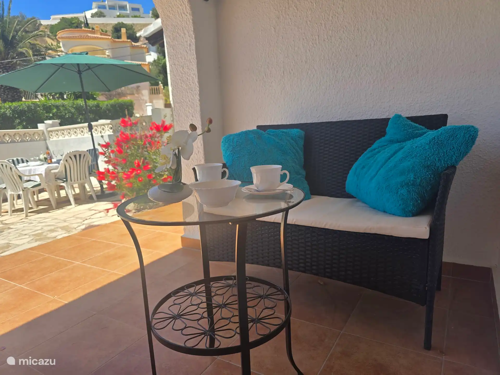 Aufwachen mit einer Tasse Kaffee oder Tee