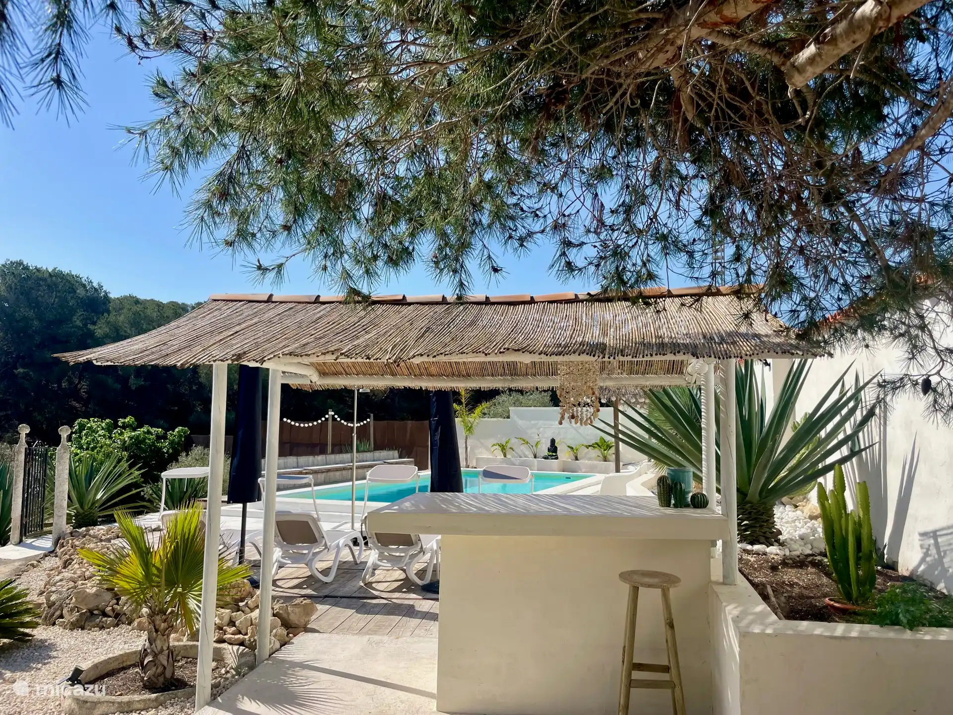 Schwimmbad mit Außenbar