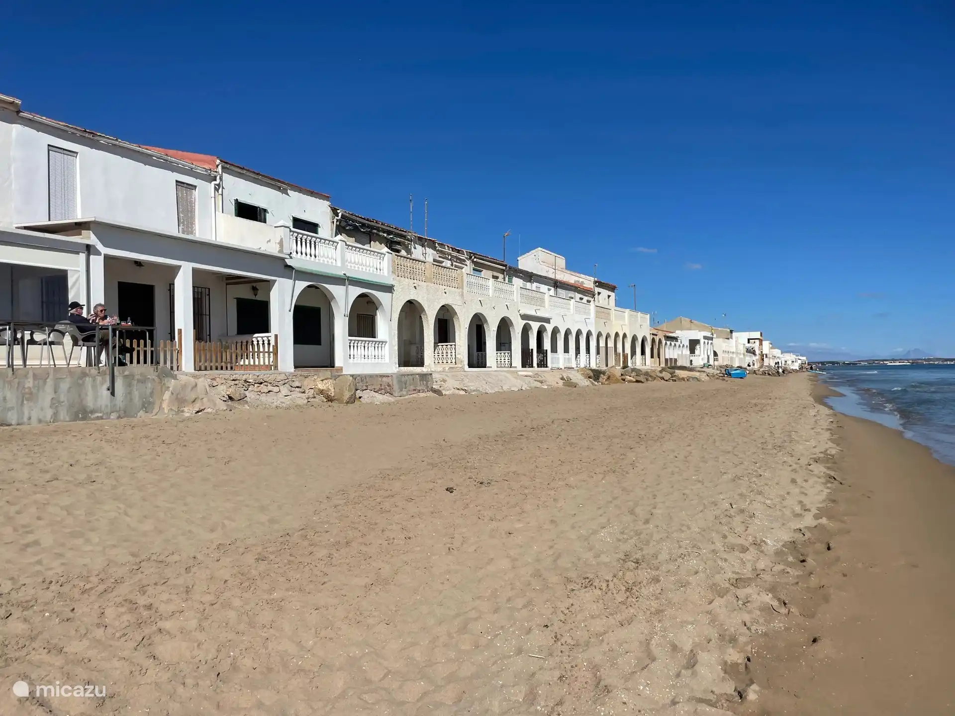 der Strand von El Pinet mit seinen authentischen Fischerhäusern.