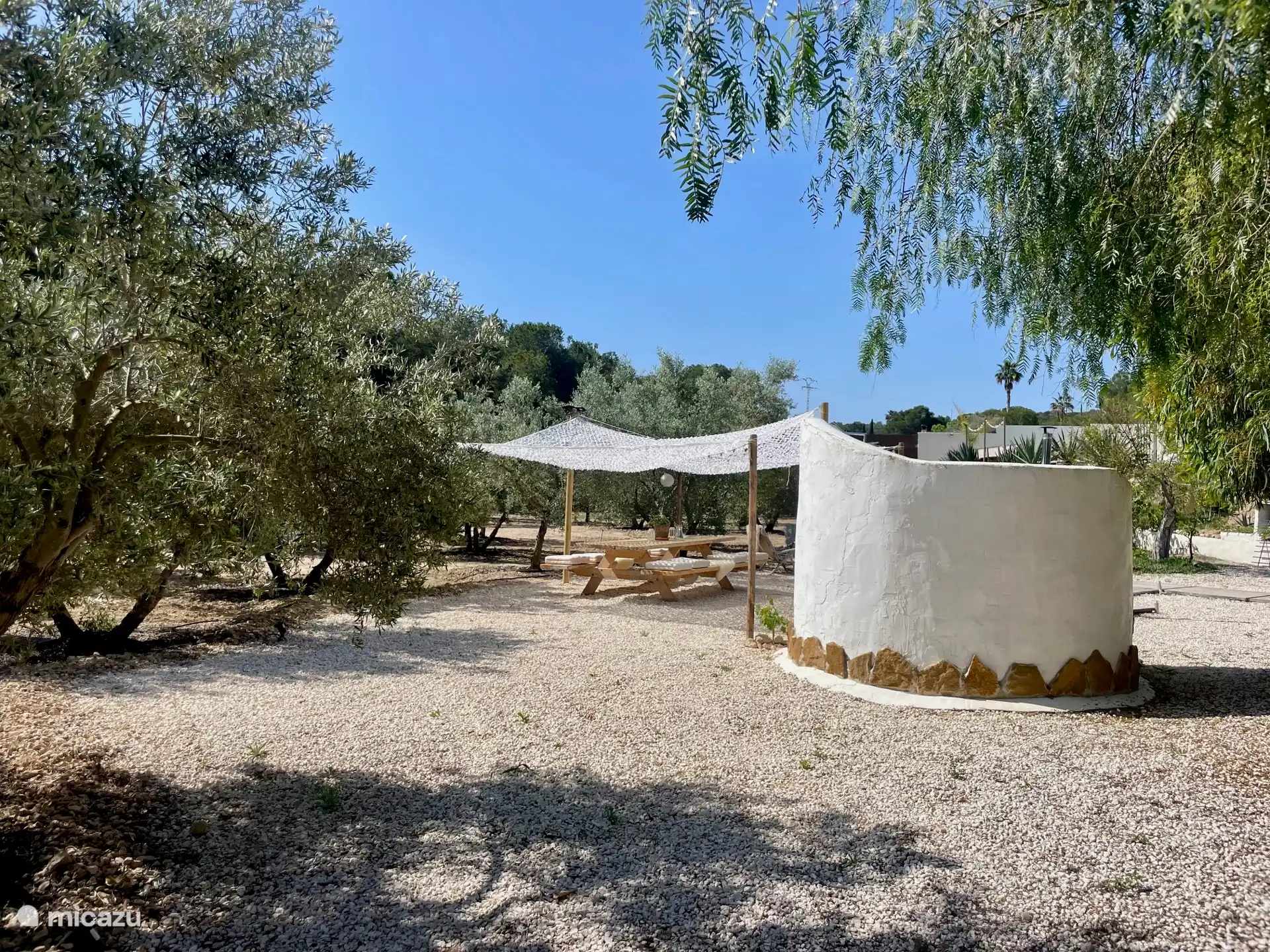 die Außendusche mit Picknicktisch